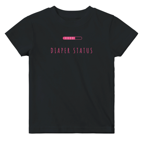 Svart t-shirt för barn med lekfull textdesign om blöjstatus