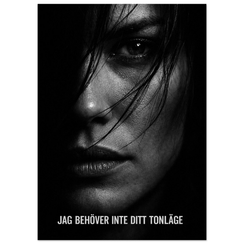 Svartvit konstposter föreställande ett ansikte halvt dolt i mörker med intensiv blick och minimalistiskt typsnitt.