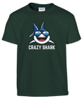 Cool crazy shark design med vassa tänder och solbrillor på en mörkgrön barntröja