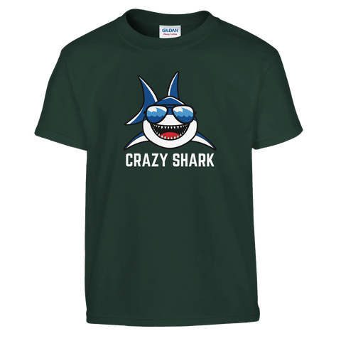Cool crazy shark design med vassa tänder och solbrillor på en mörkgrön barntröja