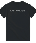 Svart t-shirt med vitt texttryck I Just Work Here i stilren design