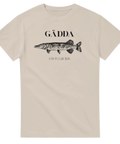 Beige t-shirt med svart tryck föreställande en gädda med texten GÄDDA och ESOX LUCIUS.