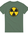 Postapokalyptisk Radioactive-design på en olivgrön t-shirt