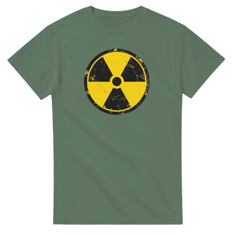 Postapokalyptisk Radioactive-design på en olivgrön t-shirt