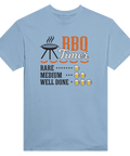 Grilltimer-motiv med text "BBQ Timer", korvar, ölglas på ljusblå t-shirt.