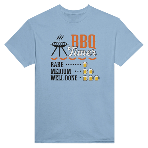 Grilltimer-motiv med text "BBQ Timer", korvar, ölglas på ljusblå t-shirt.