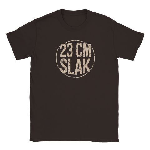 Mörkbrun t-shirt med kaxig textdesign och rå humoristisk ton