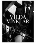 Konstnärligt fotografi i svartvitt med fokus på skräddad kostym och dramatiskt ljusspel mot en trappa i betong.