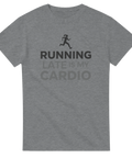 Ljusgrå t-shirt med löpande kvinna och texten "RUNNING LATE IS MY CARDIO" i svart och grått.