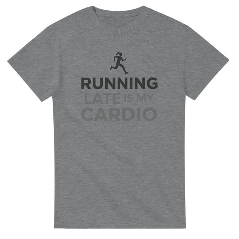 Ljusgrå t-shirt med löpande kvinna och texten "RUNNING LATE IS MY CARDIO" i svart och grått.