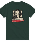 Mörkgrön t-shirt med kvinnoporträtt och texten ”Livet gav mig rep. Jag hängde deras drömmar.”