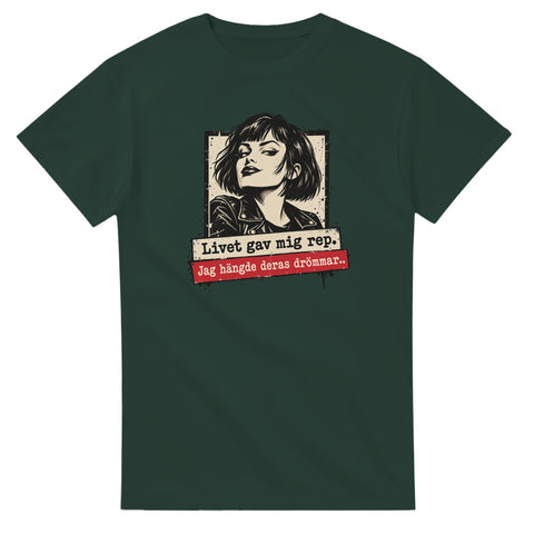 Mörkgrön t-shirt med kvinnoporträtt och texten ”Livet gav mig rep. Jag hängde deras drömmar.”