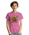 Modell i en rosa t-shirt med en glad kokosnöt med färgglad bakgrund och texten Våga vara dig själv.