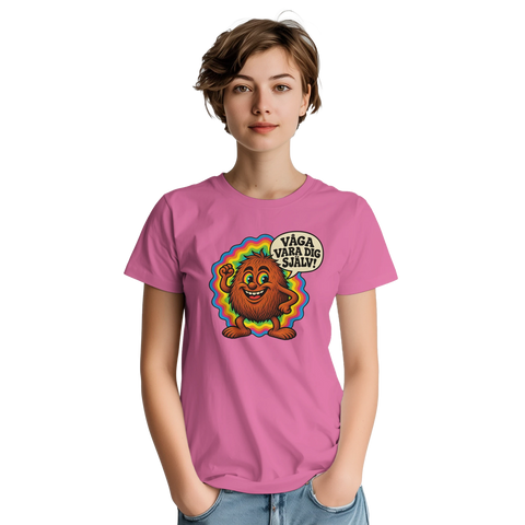 Modell i en rosa t-shirt med en glad kokosnöt med färgglad bakgrund och texten Våga vara dig själv.