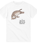 Tecknad katt som chillar med texten "CHILLA ÄR EN SPORT OCH JAG ÄR EN ATLET" på vit t-shirt.