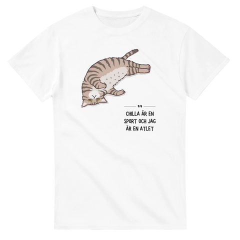 Tecknad katt som chillar med texten "CHILLA ÄR EN SPORT OCH JAG ÄR EN ATLET" på vit t-shirt.