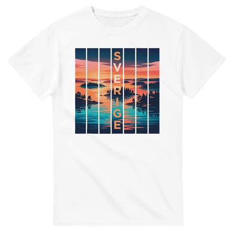 Minimalistisk design med svenska sommarvyer i vertikala paneler – vit t-shirt
