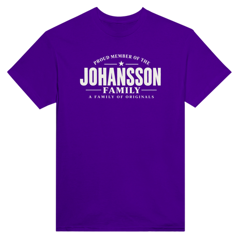 Lila t-shirt med texten Johansson – A Family of Originals