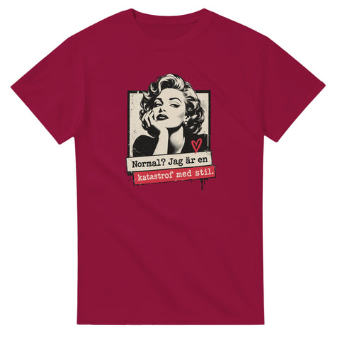 Vinröd t-shirt med kvinnoporträtt och texten ”Normal? Jag är en katastrof med stil.”