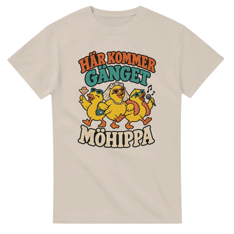 T-shirt med tre festande kycklingar och texten Här kommer gänget – Möhippa