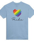 Regnbågsfärgat hjärta i penseldrag med text "Pride" på ljusblå t-shirt.