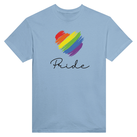 Regnbågsfärgat hjärta i penseldrag med text "Pride" på ljusblå t-shirt.