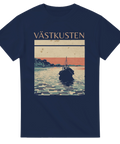 Retro Västkusten-tryck med fiskebåt i solnedgång, berg, ljusblå t-shirt.
