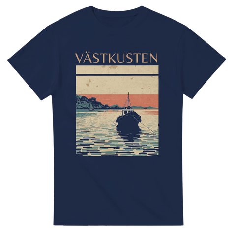 Retro Västkusten-tryck med fiskebåt i solnedgång, berg, ljusblå t-shirt.