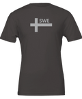 Svensk flagga med texten SWE på mörkgrå t-shirt.
