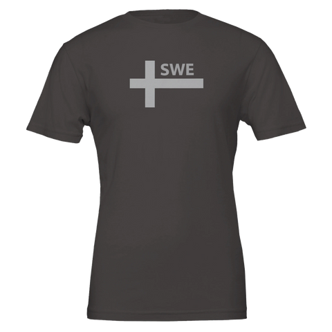 Svensk flagga med texten SWE på mörkgrå t-shirt.
