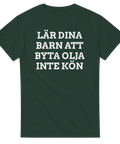 Statement t-shirt med politisk satir och text om barnuppfostran på mörkgrön bakgrund