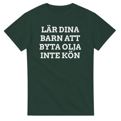 Statement t-shirt med politisk satir och text om barnuppfostran på mörkgrön bakgrund