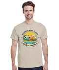 Retro campingmotiv med husvagn, öl, hatt, text "BEHÖVER INGEN TERAPI FÖR JAG HAR BÖDA CAMPING" på beige t-shirt.