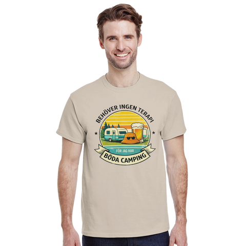 Retro campingmotiv med husvagn, öl, hatt, text "BEHÖVER INGEN TERAPI FÖR JAG HAR BÖDA CAMPING" på beige t-shirt.