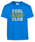 Cool Kids Club" text i collegestil med stjärnor och smileys på blå barnt-shirt.