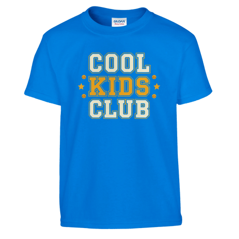 Cool Kids Club" text i collegestil med stjärnor och smileys på blå barnt-shirt.