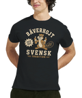 Närbild på person i t-shirt med lekfullt Bäverhojt-tryck och svensk text