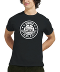 Svart t-shirt med vitt retro-tryck av en hamburgare och text "BURGER DET BLIR LA GÖTT!".