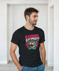 Modell i en svart t-shirt med en färgglad förvånad katt och texten Lesbians Eat What?!.