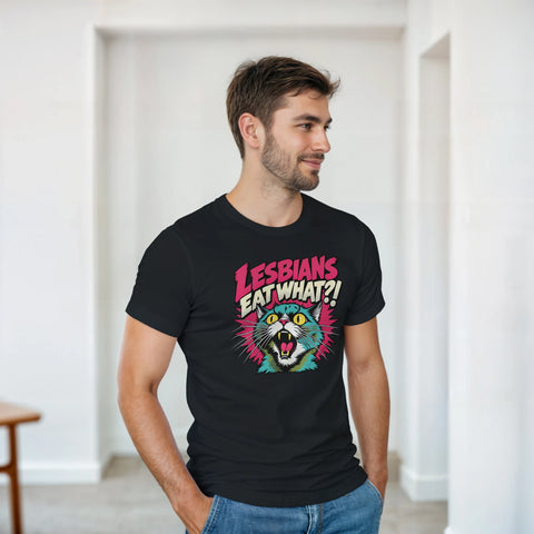 Modell i en svart t-shirt med en färgglad förvånad katt och texten Lesbians Eat What?!.
