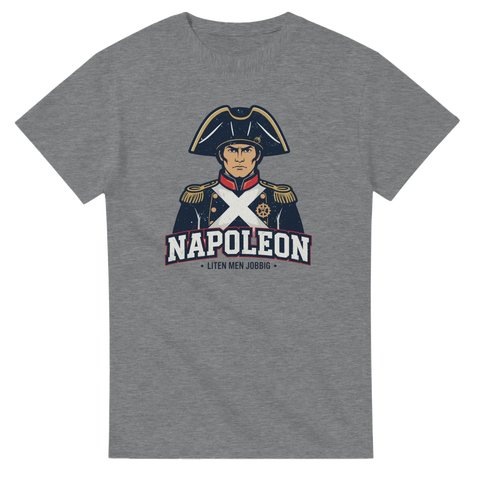 Grafiskt Napoleon-motiv i retrostil med texten Liten men jobbig – grå t-shirt