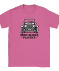 Vintage bil med texten "BUILT BEFORE PLASTICS" på rosa t-shirt.