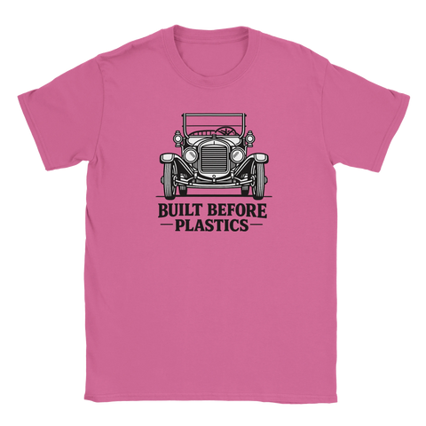 Vintage bil med texten "BUILT BEFORE PLASTICS" på rosa t-shirt.