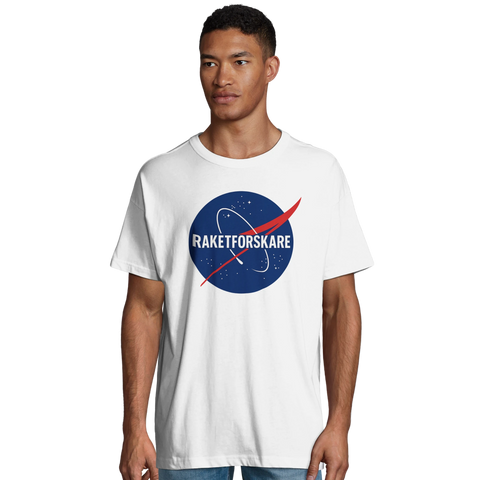 NASA-inspirerad "Raketforskare"-logga på vit oversized ekologisk t-shirt.
