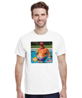Donald Trump i pool med röd keps och drink på vit t-shirt, humoristisk sommarvibe.