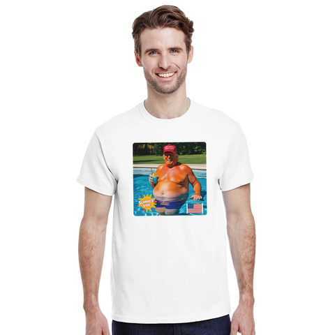Donald Trump i pool med röd keps och drink på vit t-shirt, humoristisk sommarvibe.
