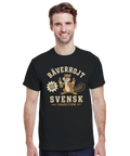 Man bär en t-shirt med satiriskt Bäverhojt-motiv och retro illustration
