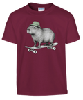 Vinröd barn-t-shirt med en kapybara i grön mössa på skateboard.