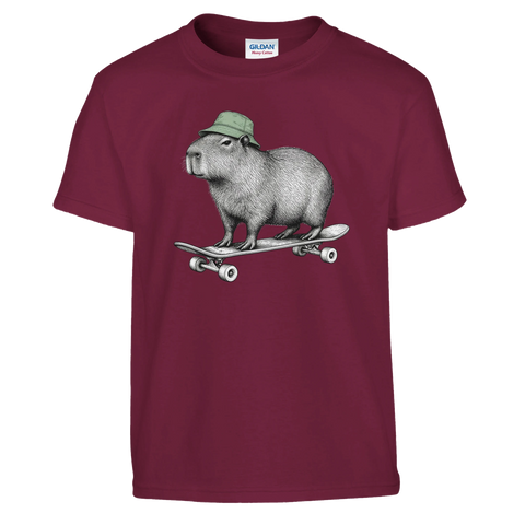 Vinröd barn-t-shirt med en kapybara i grön mössa på skateboard.