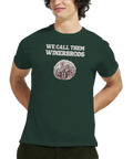 Chokladboll med kokosflingor och text "WE CALL THEM WINERBRODS" på mörkgrön t-shirt.